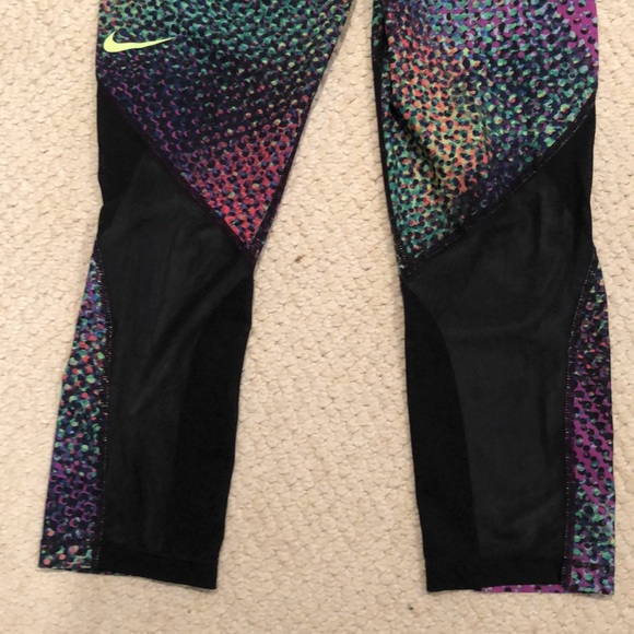 Nike Pro Hyper Cool Kaleidoscope crop leg Workout Leggings - Picture 13 of 16